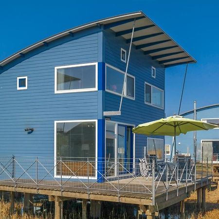 6 Pers. Waterfront Home Seeblick, Equipped Stilt House On The Water Anjum Екстер'єр фото